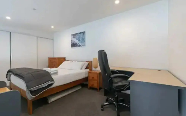 Roomy Loft 2 Bedroom w/ Free Parking Zodiak Stays