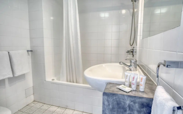 Central Brunswick Apartment Hotel