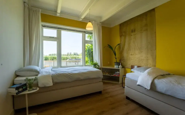 Het Voorhuis van de Oude Boerderij aan de Friese Meren met Eigen Steiger