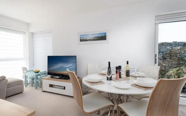 Modern Apartment in Deganwy With Parking