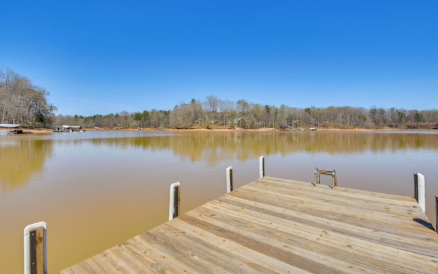 Private Beach & Dock: Lake Hartwell Family Getaway