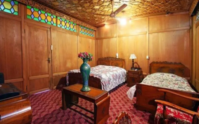 Royal dandoo Houseboat
