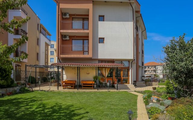 Апартаменты 1 Bedroom Apartment in Dafinka Guest House Равда вид на фасад