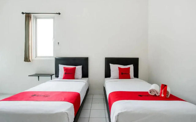 OYO 91035 De Ritz Residence