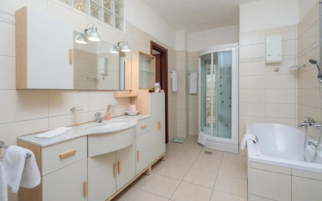 Seaside Apartment Gold 1row