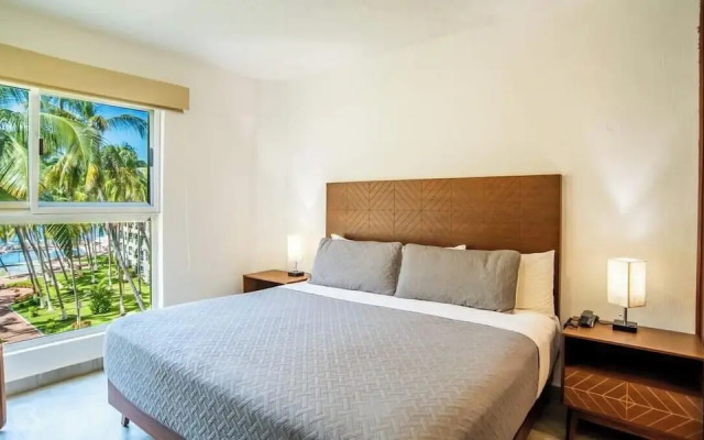 Beachfront 2BR Condo - Pool - Blue Flag Beach