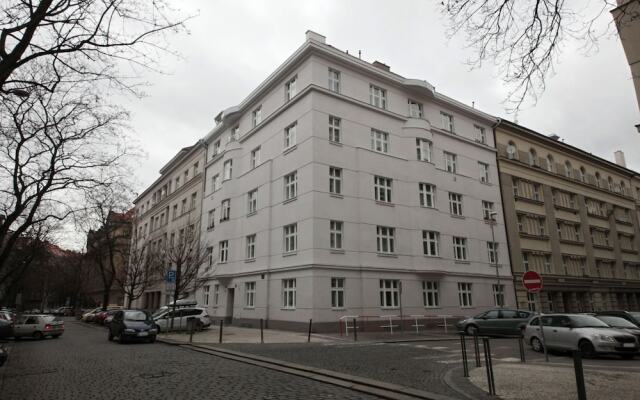 Апартаменты Generous Attic Apartment Прага вид на фасад