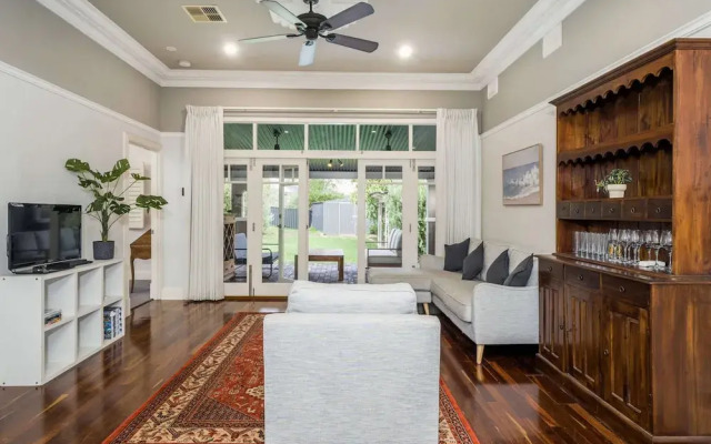 Incredible 3-bed Renovated Home With Huge Garden