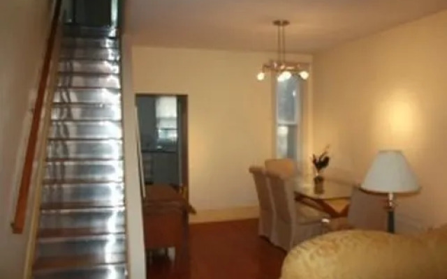 莱斯利村公寓酒店(Leslieville Furnished Home)