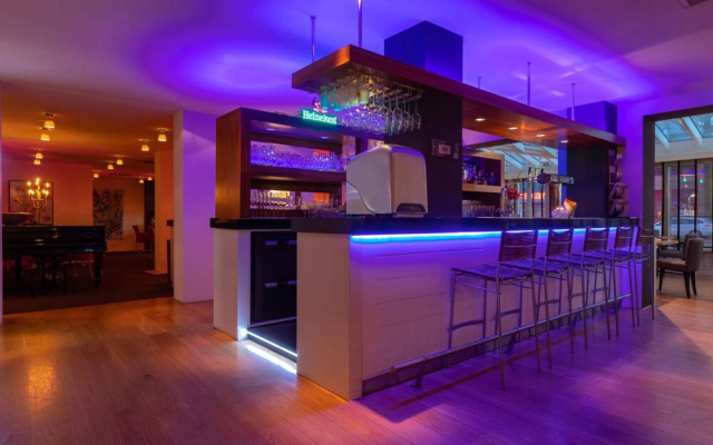 City Hotel