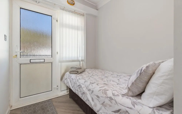 9 Strandways - Sea Views Parking Beach Access