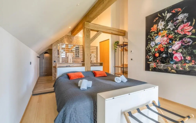 Attractive and Modern 6-person Holiday Villa