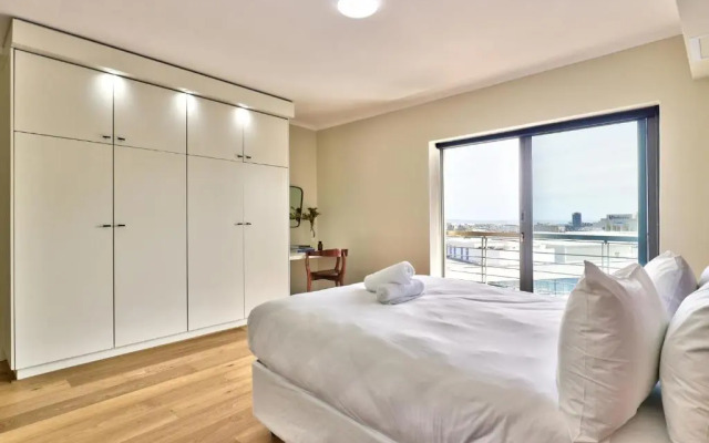 Stylish, Modern Apartment With Breathtaking Views.