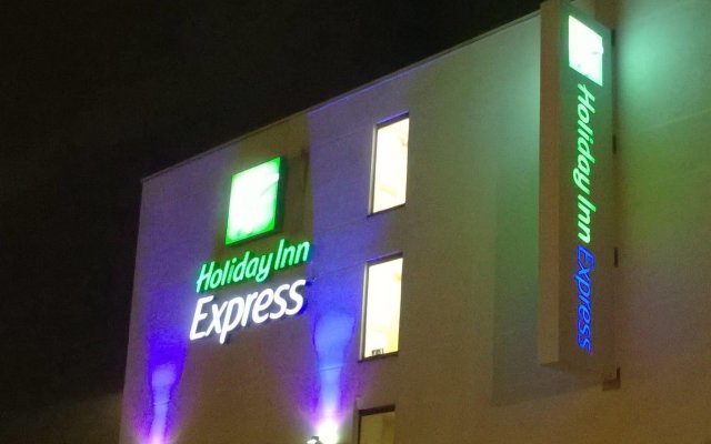 Отель Holiday Inn Express Manchester Airport, an IHG Hotel Великобритания, Манчестер - отзывы, цены и фото номеров - забронировать отель Holiday Inn Express Manchester Airport, an IHG Hotel онлайн вид на фасад