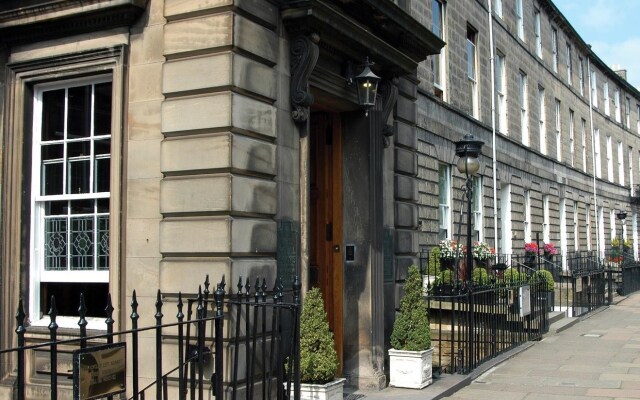 Отель Royal Scots Club Эдинбург вид на фасад