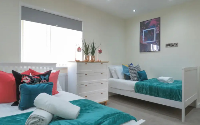 Tudors eSuites Birmingham Townhouse Private Garden Free Parking