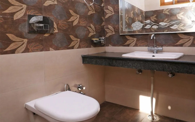 OYO Townhouse 165 Netaji Road