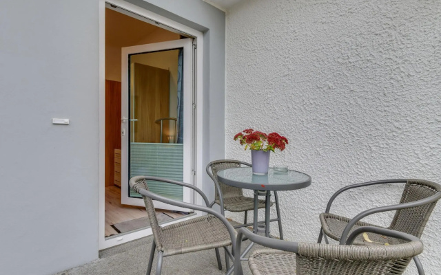 Spacious Apartment With Private Terrace