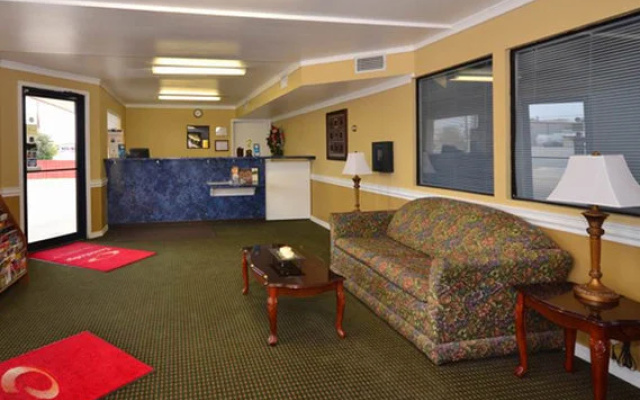 Econo Lodge East