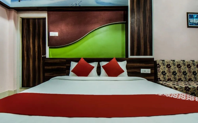 Oyo 28557 Hotel M V International