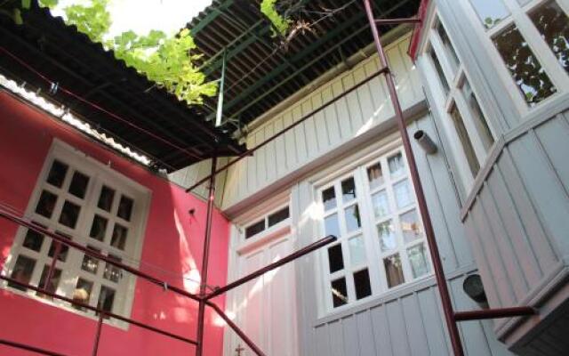 Отель Hostel Old City Sololaki Грузия, Тбилиси - отзывы, цены и фото номеров - забронировать отель Hostel Old City Sololaki онлайн вид на фасад