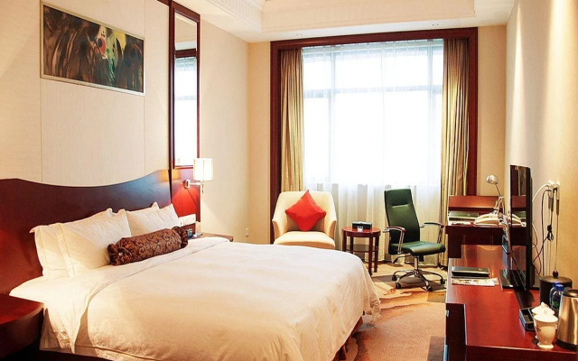 Longqi Jianguo Hotel