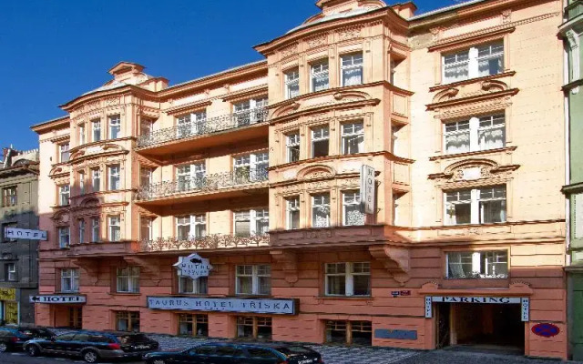 Hotel Taurus вид на фасад