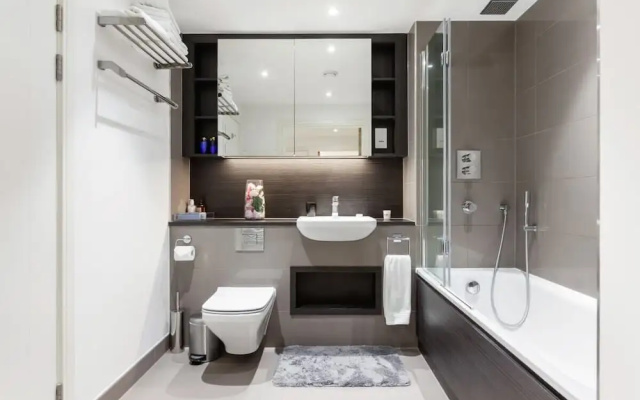 Stunning One Bed Apt W/balcony and Riverview in Greenwich