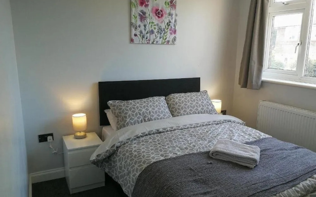 Bluewater House - Immaculate 4-bed in Greenhithe