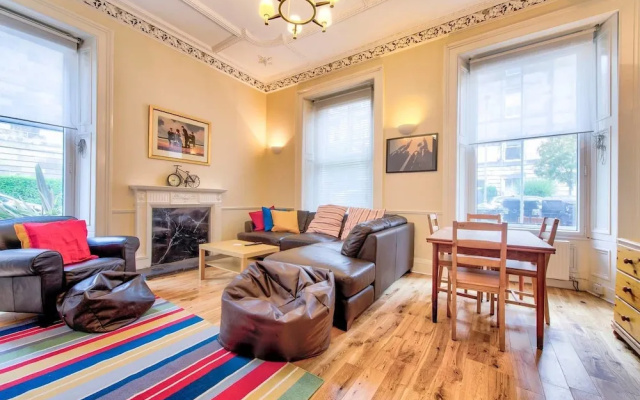 Intriguing 4-bedroom Main Door Apt Near Old Town