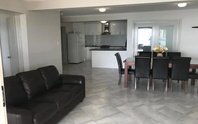 Beachside & Jetty View Apartment 6 - Captain's Apartment