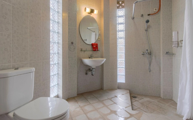 RedDoorz Plus near Dago Pakar