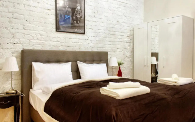 4BR , 3BHR with AC at the OPERA