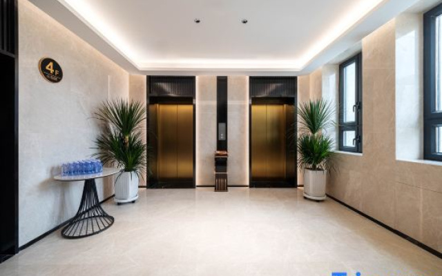 Translated into Longze Huili Hotel International