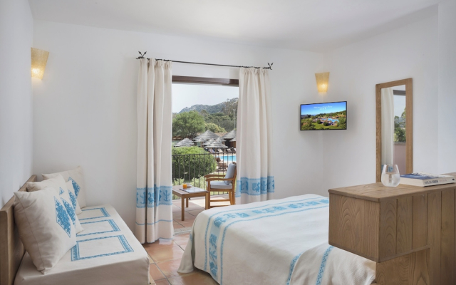Hotel with swimming pool near Baja Sardinia