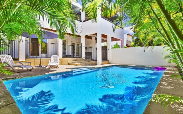 Stunning Sunshine Beach House in Prime Location - 31 Ferguson Street