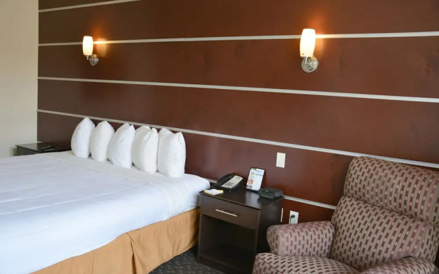 Days Inn & Suites Milwaukee