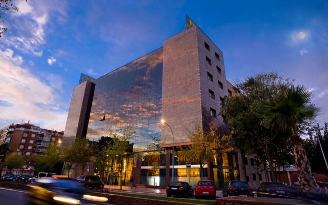 Отель Sallés Hotel Ciutat del Prat Испания, Эль-Прат-де-Льобрегат - 4 отзыва об отеле, цены и фото номеров - забронировать отель Sallés Hotel Ciutat del Prat онлайн вид на фасад