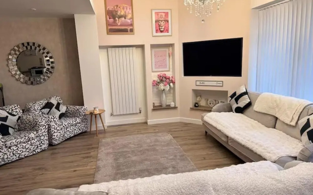 Tranquil Solihull Retreat - 3 Bedroom House