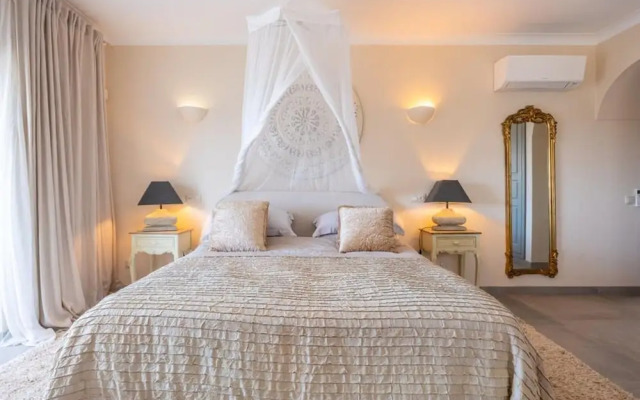 Private Bedroom in a Luxurious Villa, Budens