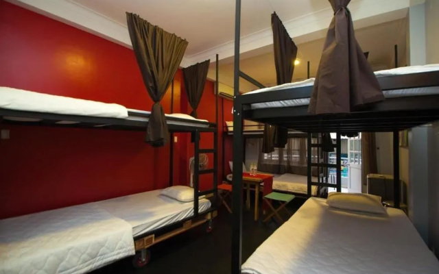 Full Moon - Hostel