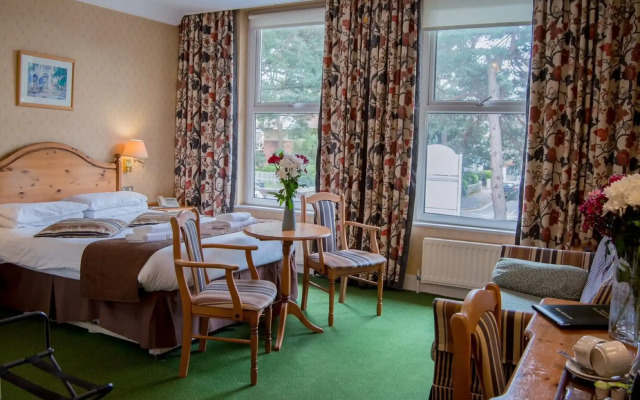Elstead Hotel