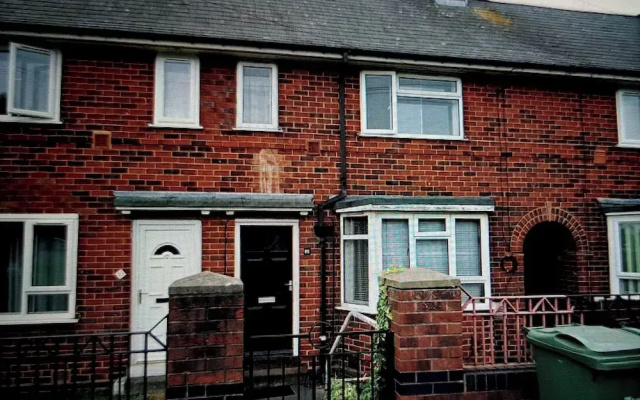 2 Bedroom House in Leeds - Sleeps 5, Wifi, Parking