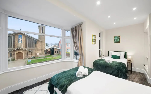 Large 5 Bedroom-free Parking-great Transport Links