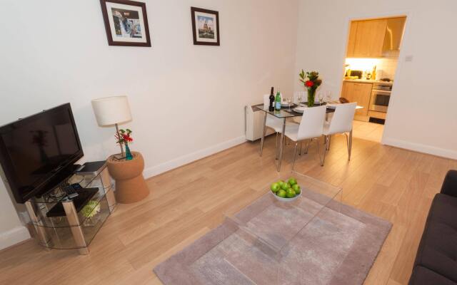 Отель Oakwood at Monument St Apts комната для гостей