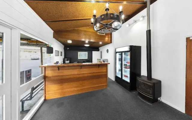 Golden Hills Motel