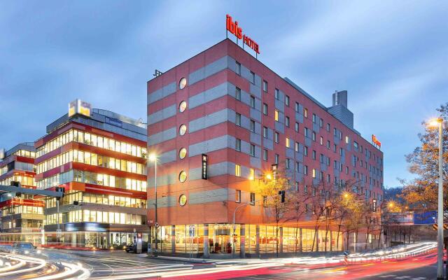 Отель Ibis Praha Mala Strana вид на фасад