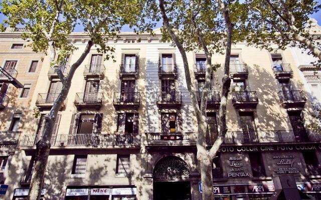 Апартаменты Las Ramblas Pasaje Bacardi Apartments вид на фасад