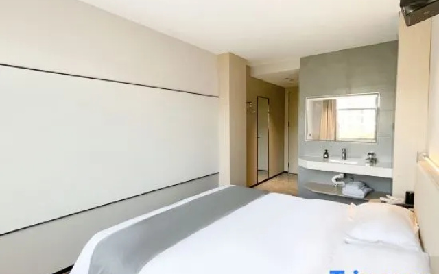 Yunyi Smart Sleep Hotel (Yunzhou Chunyu Auto City, Wucheng District)