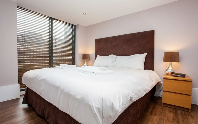 Contemporary 3 Bedroom Apartment In Battersea